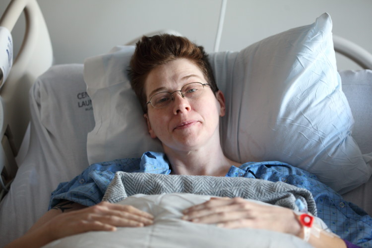 pacjentka leżąca na łóżku szpitalnym